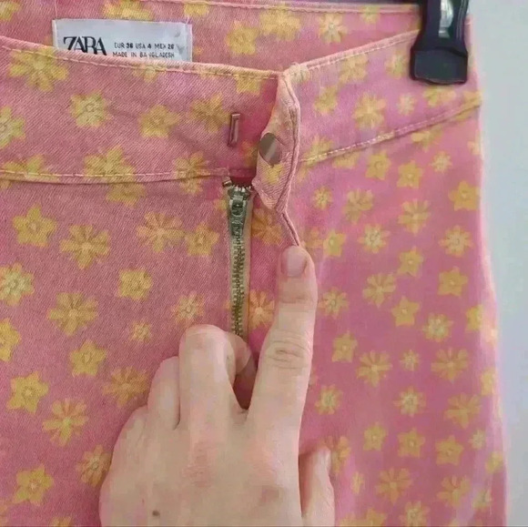 💥Host Pick💥 ZARA | Peachy/Pink/Yellow Floral Ripped Hem Ankle Jeans - Picture 3 of 4